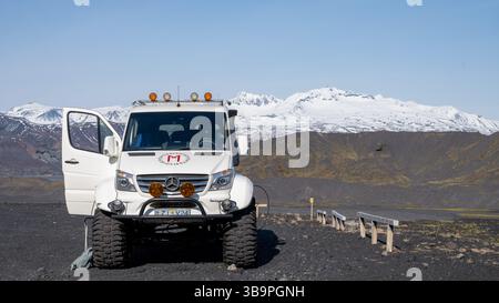 Avril 2025 - Mercedes Sprinter converti en superjeep tout-terrain pour une excursion par Migard dans les hauts plateaux du centre de l'Islande. Banque D'Images