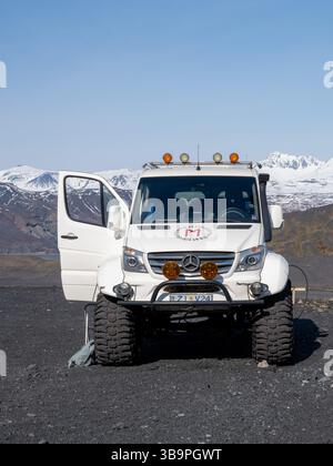 Avril 2025 - Mercedes Sprinter converti en superjeep tout-terrain pour une excursion par Migard dans les hauts plateaux du centre de l'Islande. Banque D'Images