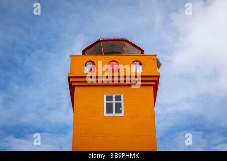 Phare de Svortuloft (Svortuloftsviti), phare orange vif sur la pointe ouest de la péninsule de Snaefellsnes, Islande contre le ciel bleu. Banque D'Images