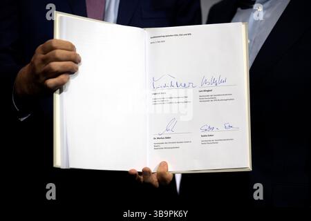 Koalitionsvertrag DEU, Deutschland, Germany, Berlin, 05.05.2025 Ausgabe vom Vertrag mit den Unterschriften von Markus Soeder Söder , Vorsitzender der konservativen Christlich-sozialen Union CSU , Saskia Esken , Bundesvorsitzende der SPD , Lars Klingbeil , designierter Vizekanzler und co-Vorsitzender der Sozialdemokratischratien Partei Union , Bundesington d Bundesderg und Bundesdern und Bundesverder Bundesderg und Bundesverger dung Bundesderland Banque D'Images