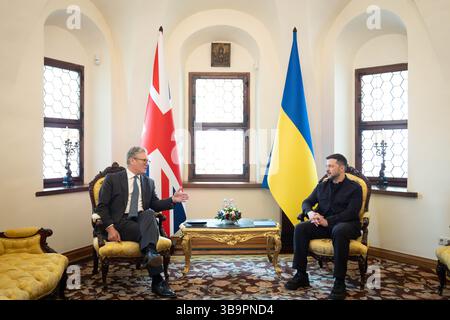 Le premier ministre Sir Keir Starmer et le président ukrainien Volodymyr Zelensky lors de leur réunion bilatérale à Kiev, en Ukraine. Date de la photo : samedi 10 mai 2025. Banque D'Images