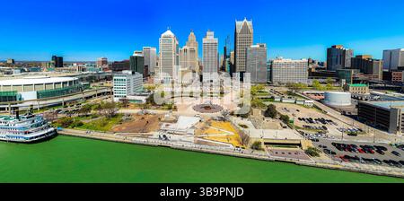 Photo panoramique de Hart Plaza dans le centre-ville de Detroit, Michigan, avec la ligne d'horizon des gratte-ciel modernes et l'emblématique bateau à aubes Detroit Princess Banque D'Images
