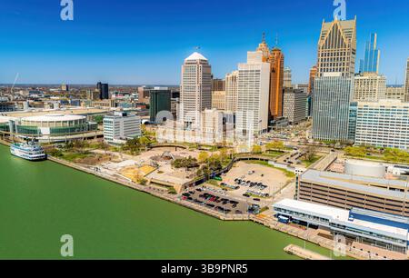 Photo panoramique de Hart Plaza dans le centre-ville de Detroit, Michigan, avec la ligne d'horizon des gratte-ciel modernes et l'emblématique bateau à aubes Detroit Princess Banque D'Images