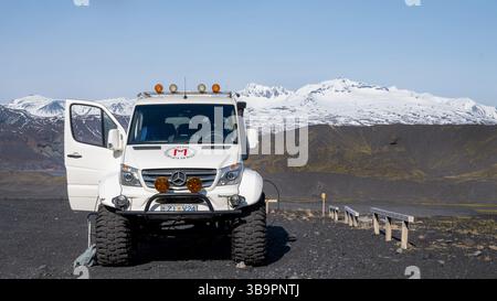 Avril 2025 - Mercedes Sprinter basé hors route super Jeep minibus dans la vallée de Thorsmorg, sud de l'Islande Banque D'Images