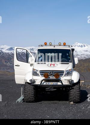 Avril 2025 - Mercedes Sprinter basé hors route super Jeep minibus dans la vallée de Thorsmorg, sud de l'Islande Banque D'Images