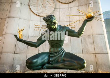Detroit, mi, USA - 12-11-2015 : L'esprit de Detroit, une statue de bronze de 26 pieds par Marshall Fredericks, se tient au Coleman A. Young Municipal Center Banque D'Images