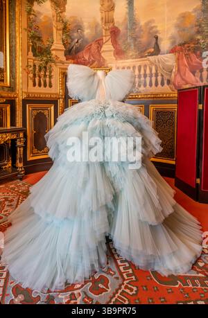 Paris, France - 05 08 2025 : le Louvre Couture. Giambattista Valli. Robe Banque D'Images