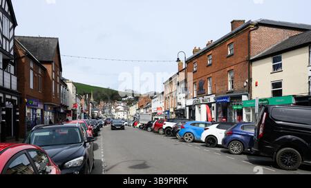 Newtown, pays de Galles, Royaume-Uni - 29 mars 2025 ; vue sur le paysage urbain le long de Broad Street dans la ville galloise de Newtown avec des voitures garées Banque D'Images