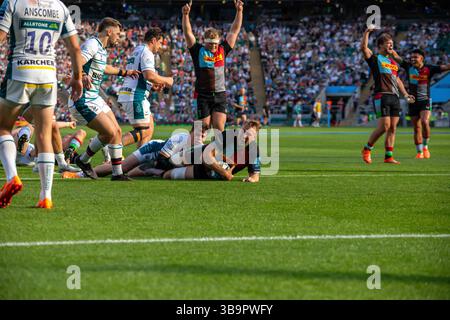 Londres, Royaume-Uni, 10 mai 2025 Alex Dombrandt passe pour Quins, mais c'est le deuxième essai interdit pour le côté domicile dans le Gallagher Premiership Rugby à Allianz Stadium, Twickenham, Londres, Royaume-Uni. Alex Williams / Alamy Live News Banque D'Images