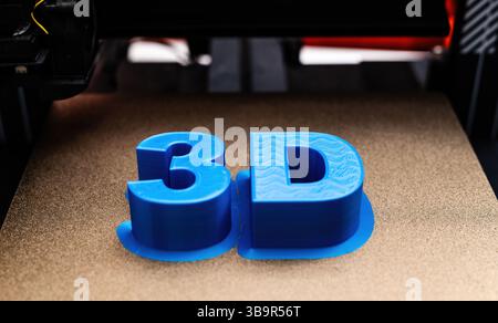 Signe 3D imprimé avec une imprimante 3D sur Une table d'imprimante Banque D'Images