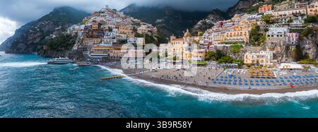 Bâtiments en terrasses colorés et plage à Positano, côte amalfitaine, Italie Banque D'Images