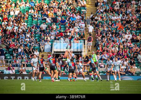 Londres, Royaume-Uni, 10 mai 2025 Harlequins remportent le ballon de ligne contre Gloucester dans le Gallagher Premiership Rugby à l'Allianz Stadium, Twickenham, Londres, Royaume-Uni. Alex Williams / Alamy Live News Banque D'Images