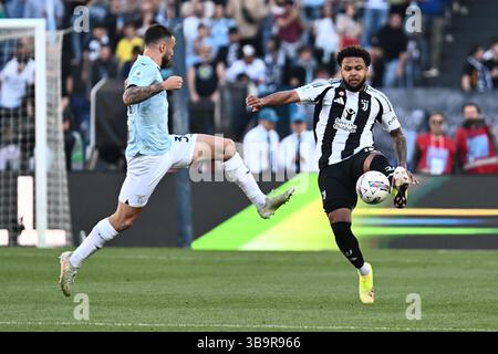 Rome, Italie. 10 mai 2025. Weston McKennie du Juventus FC et Mario Gila du SS Lazio et du Juventus FC au Stadio Olimpico Rome Italie le 10 mai 2025. Crédit : Nicola Ianuale/Alamy Live News Banque D'Images