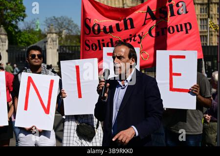 LONDRES, ROYAUME-UNI. 10 mai 2025. Une manifestation visant à mettre fin à la guerre Inde-Pakistan. Le régime Modi a déclenché une guerre en Asie, alléguant que des terroristes pakistanais étaient derrière le Pahalgam pour lancer des attaques de l'"opération Sindoor" et utilisant le Cachemire comme pion pour frapper le Pakistan. Le Cachemire est utilisé comme champ de bataille. L’Inde et le Pakistan se battent pour le pouvoir et utiliser le Cachemire comme bouc émissaire n’est pas juste. Les Cachemiriens réclament l'indépendance au Parliament Square à Londres, au Royaume-Uni. (Photo de 李世惠/Voir Li/Picture Capital) crédit : Voir Li/Picture Capital/Alamy Live News Banque D'Images
