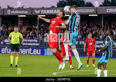 Almere, pays-Bas. 10 mai 2025. ALMERE, PAYS-BAS - 10 MAI : Thomas robinet d'Almere City FC combat pour le ballon avec Tobias Lauritsen du Sparta Rotterdam lors du match néerlandais Eredivisie entre Almere City FC et Sparta Rotterdam au Yanmar Stadion le 10 mai 2025 à Almere, pays-Bas. (Photo par Andre Weening/Orange Pictures) crédit : Orange pics BV/Alamy Live News Banque D'Images