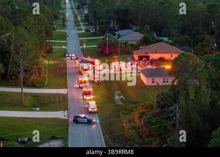 Premiers intervenants enquêtant sur les risques d'incendie dans une maison privée. Le personnel des services d'urgence réagit à l'accident de monoxyde de carbone sur une résidence en Floride Banque D'Images