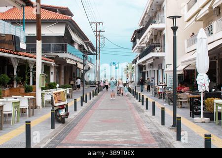 Rues de Pefkohori, Kassandra, Grèce. Vacanciers célèbres en Grèce Banque D'Images