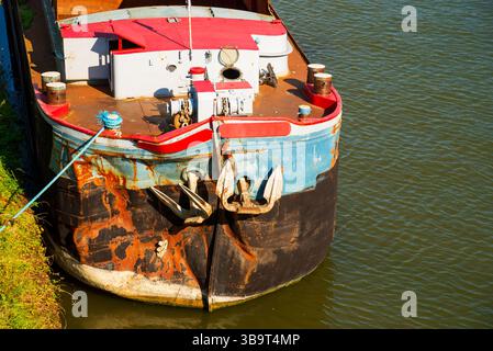 Vieux bateau de pêche grungy endommagé utilisé comme amarrage de maison à la Seine, Ile-de-France, France. Questions de vie en péniche : voyage, entretien, sécurité. Banque D'Images
