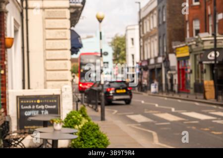 Fulham Road, Londres - vue imprenable sur les boutiques, les gens et la circulation de Londres Banque D'Images