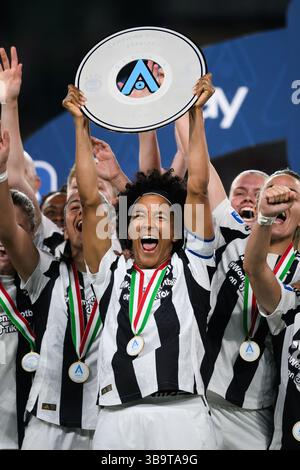 Torino, Italie. 10 mai 2025. Sara Gama de la Juventus lève le trophée lors du match de football féminin Serie A entre la Juventus et l'Inter au stade Allianz de Turin, Italie - samedi 10 mai 2025. (Photo de Nicolo Campo/LaPresse ) crédit : LaPresse/Alamy Live News Banque D'Images