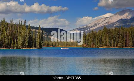 239 canoë sur les eaux bleu turquoise du lac Beauvert -magnifique Green- lac vu du sentier de randonnée pittoresque qui l'entoure. Jasper NP-Alberta-Canada Banque D'Images