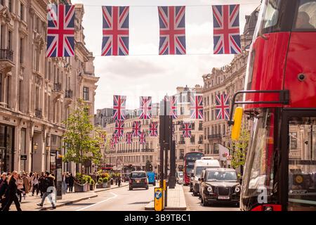 LONDRES - 8 MAI 2025 : drapeaux de l'Union exposés au-dessus de Regent Street, une destination shopping emblématique dans le West End de Londres Banque D'Images