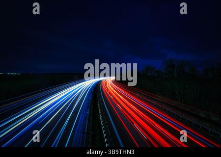 Circulation sur autoroute - déplacement - arrière-plan - ligne - Ecologie - longue exposition - autoroute - circulation nocturne - sentiers légers Banque D'Images