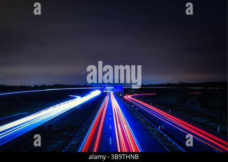 Circulation sur autoroute - déplacement - arrière-plan - ligne - Ecologie - longue exposition - autoroute - circulation nocturne - sentiers légers Banque D'Images