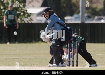 Corbridge, Angleterre, 10 mai 2025. Millie Rawlins battant pour les femmes du Cambridgeshire contre les femmes du Northumberland lors de la Vitality T20 Women's County Cup, match du deuxième tour au Corbridge Cricket Club. Crédit : Colin Edwards Banque D'Images