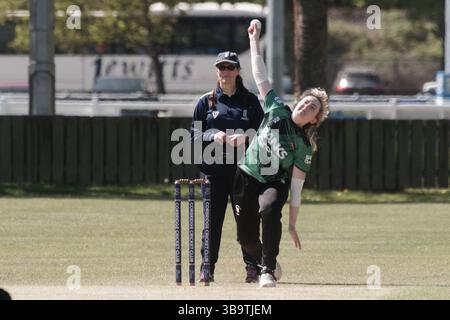 Corbridge, Angleterre, 10 mai 2025. Jenny McDowell bowling pour Northumberland Women contre Cambridgeshire Women dans la Vitality T20 Women's County Cup, match du deuxième tour au Corbridge Cricket Club. Crédit : Colin Edwards Banque D'Images