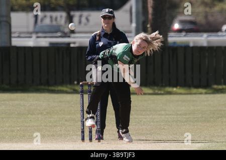 Corbridge, Angleterre, 10 mai 2025. Jenny McDowell bowling pour Northumberland Women contre Cambridgeshire Women dans la Vitality T20 Women's County Cup, match du deuxième tour au Corbridge Cricket Club. Crédit : Colin Edwards Banque D'Images