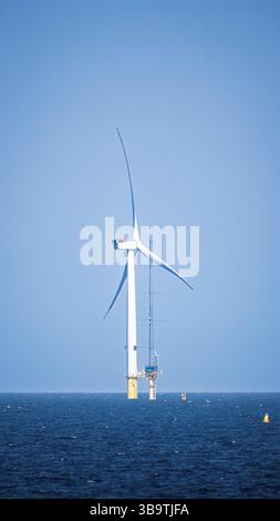 Photo téléphoto d'une éolienne unique en mer du Nord au large de la côte du Northumberland, le 10 mai 2025. Banque D'Images