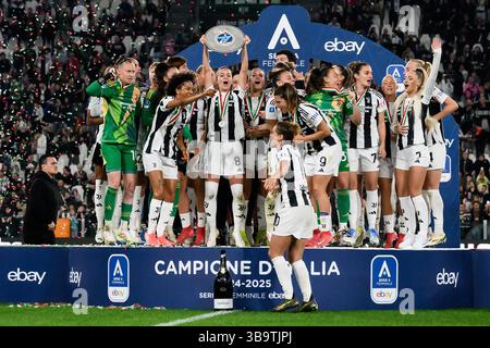 Torino, Italie. 10 mai 2025. Martina Rosucci de la Juventus remporte le trophée du Championnat d'Italie lors du match de football féminin Serie A entre la Juventus et l'Inter au stade Allianz de Turin, Italie - samedi 10 mai 2025. (Photo de Nicolo Campo/LaPresse ) crédit : LaPresse/Alamy Live News Banque D'Images