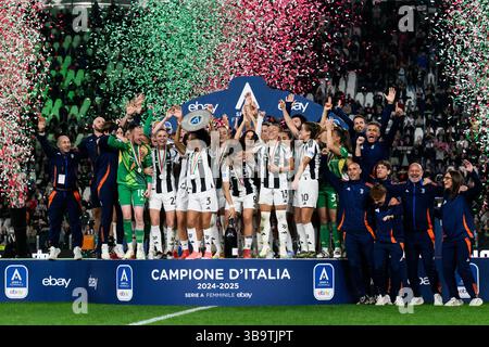 Torino, Italie. 10 mai 2025. Sara Gama de la Juventus remporte le trophée du Championnat d'Italie lors du match de football féminin Serie A entre la Juventus et l'Inter au stade Allianz de Turin, Italie - samedi 10 mai 2025. (Photo de Nicolo Campo/LaPresse ) crédit : LaPresse/Alamy Live News Banque D'Images