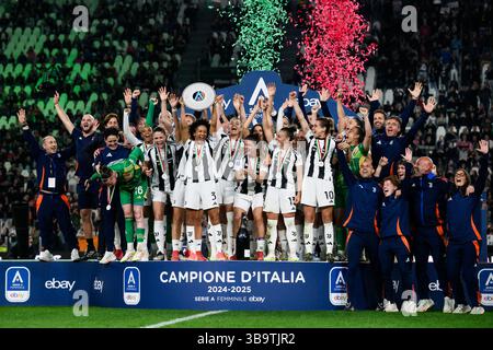 Torino, Italie. 10 mai 2025. Sara Gama de la Juventus remporte le trophée du Championnat d'Italie lors du match de football féminin Serie A entre la Juventus et l'Inter au stade Allianz de Turin, Italie - samedi 10 mai 2025. (Photo de Nicolo Campo/LaPresse ) crédit : LaPresse/Alamy Live News Banque D'Images