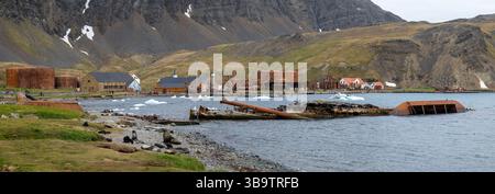 Une vue panoramique de King Edward Cove en Géorgie du Sud et de la station baleinière abandonnée de Grytviken, vue le 23 décembre 2024. Banque D'Images