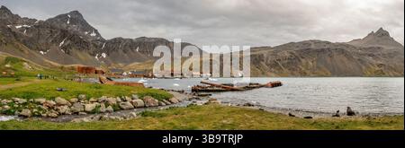 Une vue panoramique de King Edward Cove en Géorgie du Sud et de la station baleinière abandonnée de Grytviken, vue le 23 décembre 2024. Banque D'Images