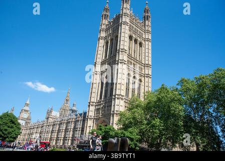 Londres, Royaume-Uni. 10 mai 2025. Les gens marchent dans la rue devant le Palais de Westminster à Londres. Le Palais de Westminster est l'un des bâtiments les plus célèbres au monde. Il est le lieu de rencontre du Parlement du Royaume-Uni et est situé à Londres. Elle est aussi appelée chambres du Parlement. (Crédit image : © Krisztian Elek/SOPA images via ZUMA Press Wire) USAGE ÉDITORIAL SEULEMENT ! Non destiné à UN USAGE commercial ! Banque D'Images