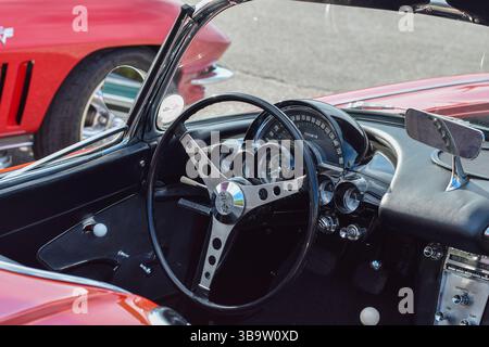 28 mai 2022 - East Gwillimbury, Ontario, Canada : tableau de bord et volant d'une vieille voiture décapotable rouge classique Chevrolet Corvette 1961 rouge Banque D'Images