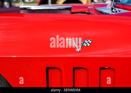 28 mai 2022 - East Gwillimbury, Ontario, Canada : emblème rouge Chevrolet Corvette 383 1961 à drapeaux croisés Banque D'Images