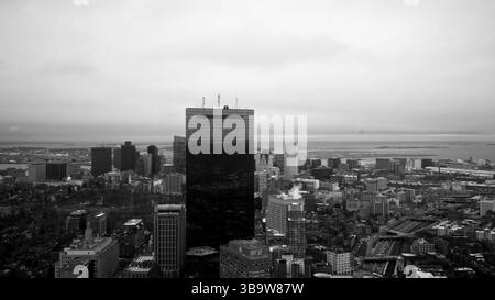 BOSTON, États-Unis - 3 AVRIL 2017 - Boston skyline avec John Hancock Tower dominant le paysage urbain en noir et blanc Banque D'Images