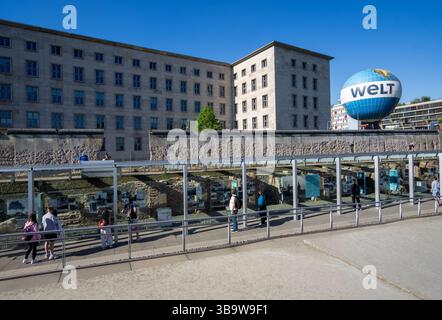 Les gens à l'exposition extérieure du site commémoratif topographie de la terreur avec le mur de Berlin et le paysage urbain en arrière-plan. Banque D'Images