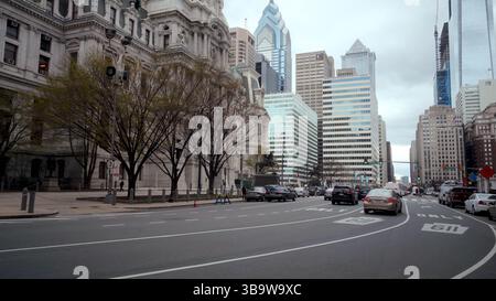PHILADELPHIE, États-Unis - 6 AVRIL 2017 - Hôtel de ville de Philadelphie dominant le paysage urbain avec des voitures circulant sur John F. Kennedy Boulevard Banque D'Images