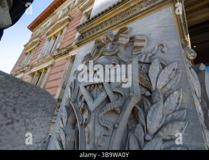 Place maçonnique et boussole sculptées dans la façade de Gropius Bau, un bâtiment historique à Berlin, en Allemagne. Banque D'Images