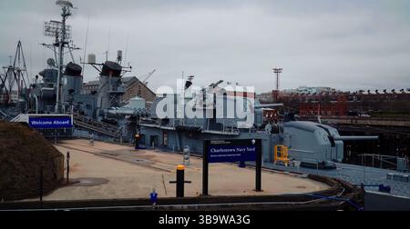 BOSTON, États-Unis - 3 AVRIL 2017 - L'USS Cassin Young, destroyer de classe Fletcher, accosté au chantier naval de Charlestown à Boston Banque D'Images