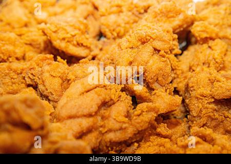 Gros plan de morceaux de poulet désossés frits. Banque D'Images