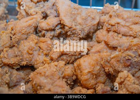 Gros plan de morceaux de poulet désossés frits. Banque D'Images