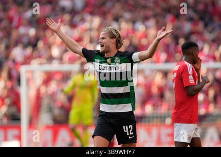 Lisbonne, Portugal. 10 mai 2025. Morten Hjulmand du Sporting CP réagit lors du match de football Liga Portugal Betclic entre SL Benfica et Sporting CP à l'Estadio da Luz. Score final ; SL Benfica 1 :1 Sporting CP. Crédit : SOPA images Limited/Alamy Live News Banque D'Images