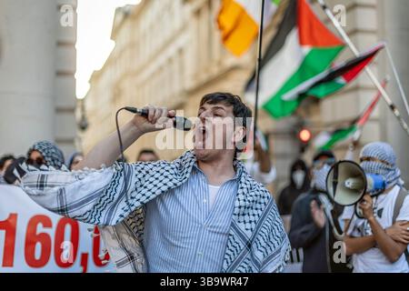 Foreign, Commonwealth & Development Office, Londres, 9 mai 2025 des centaines de personnes se sont rassemblées devant le Foreign, Commonwealth & Development Office (FCDO), répondant à un rapport accablant du mouvement de la jeunesse palestinienne, Workers for a Free Palestine et progressive International dénonçant la complicité continue du Royaume-Uni dans le génocide israélien à Gaza. Alors que le Royaume-Uni a suspendu 30 licences d’armes, il exporte toujours des composants F-35, des balles et d’autres munitions vers Israël, alimentant ainsi le génocide. Abdullah Bailey/Alamy Banque D'Images