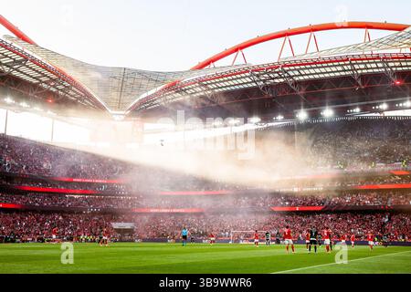 Lisbonne, Portugal. 10 mai 2025. Vue générale de l'Estadio da Luz avec fumée lors du match Liga Portugal Betclic entre Sport Lisboa Benfica et Sporting Clube de Portugal. (Score final : SL Benfica 1 - 1 Sporting CP). (Photo de Henrique Casinhas/SOPA images/SIPA USA) crédit : SIPA USA/Alamy Live News Banque D'Images